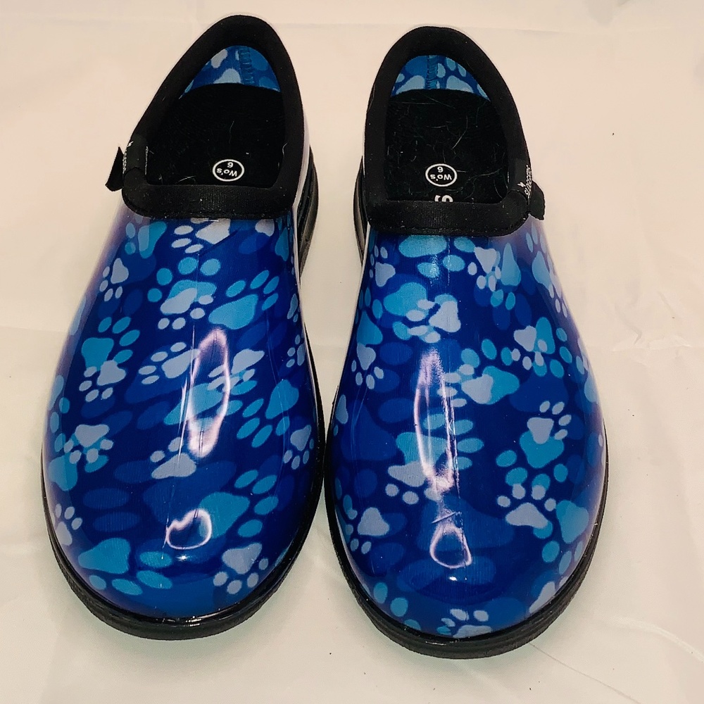 WOMEN'S WATERPROOF COMFORT SHOES - SIZE 6